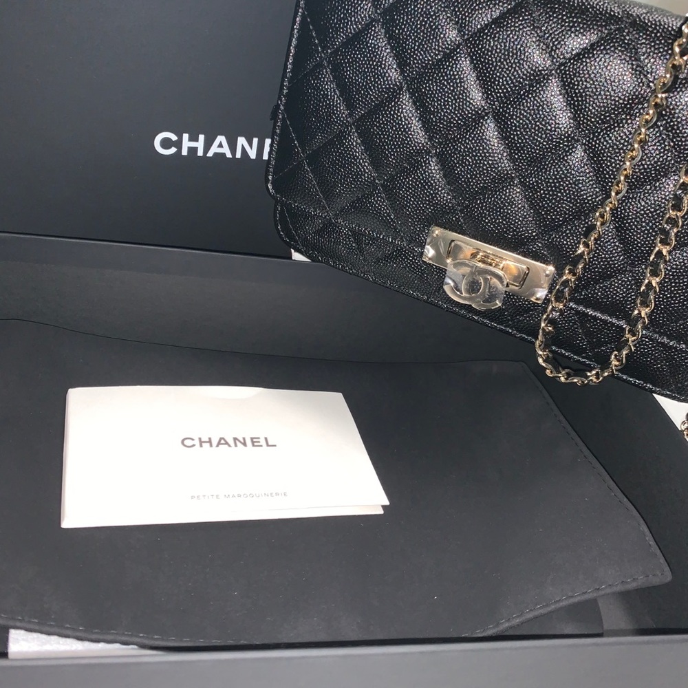 SOLD OUT Chanel wallet/clutch on chain